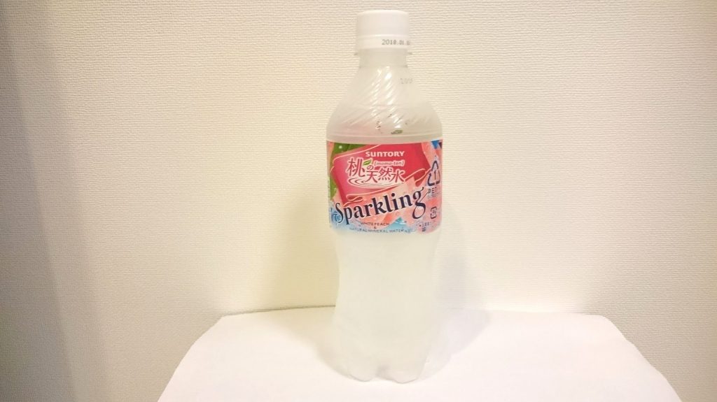 サントリー「桃の天然水　Sparkling」の見た目はこんな感じ。透明ボトルがきれいです。