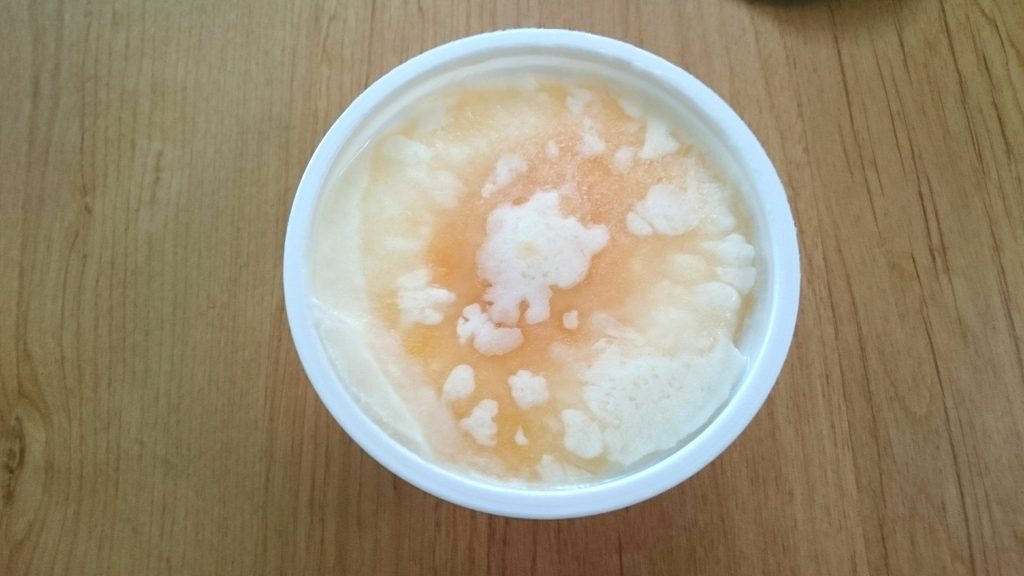 「セブンプレミアム メロンヨーグルト味氷」のふたを開けたところ。