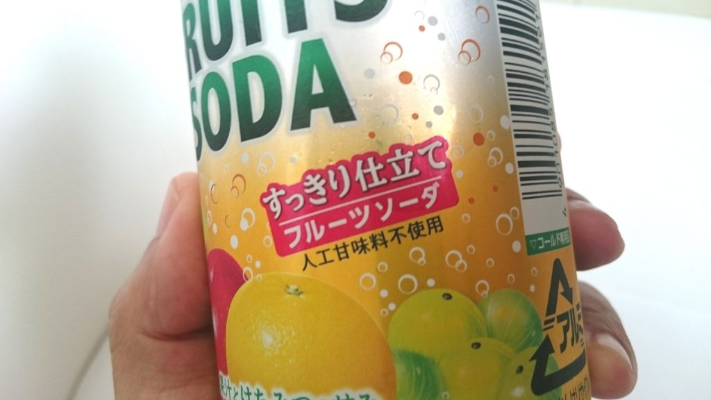 伊藤園「スーパーフルーツMIX フルーツソーダ」は人工甘味料不使用。