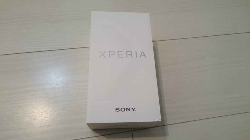 Xperia XZ1 compactの箱は真っ白でシンプルなデザイン。