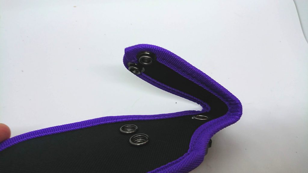 高儀「替刃式折込鋸 万能目」のケースはベルトループ付き。