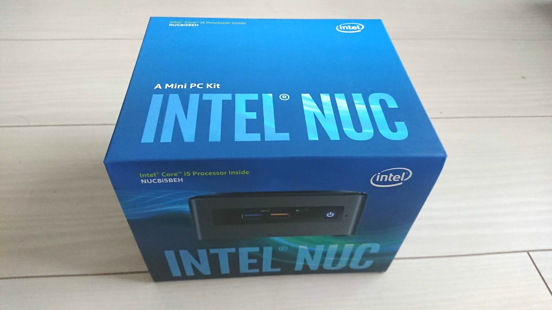 Intel「NUC8i5BEH」の箱。