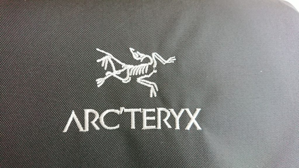 Arc'teryx「Blade 6」背面のブランドロゴ。