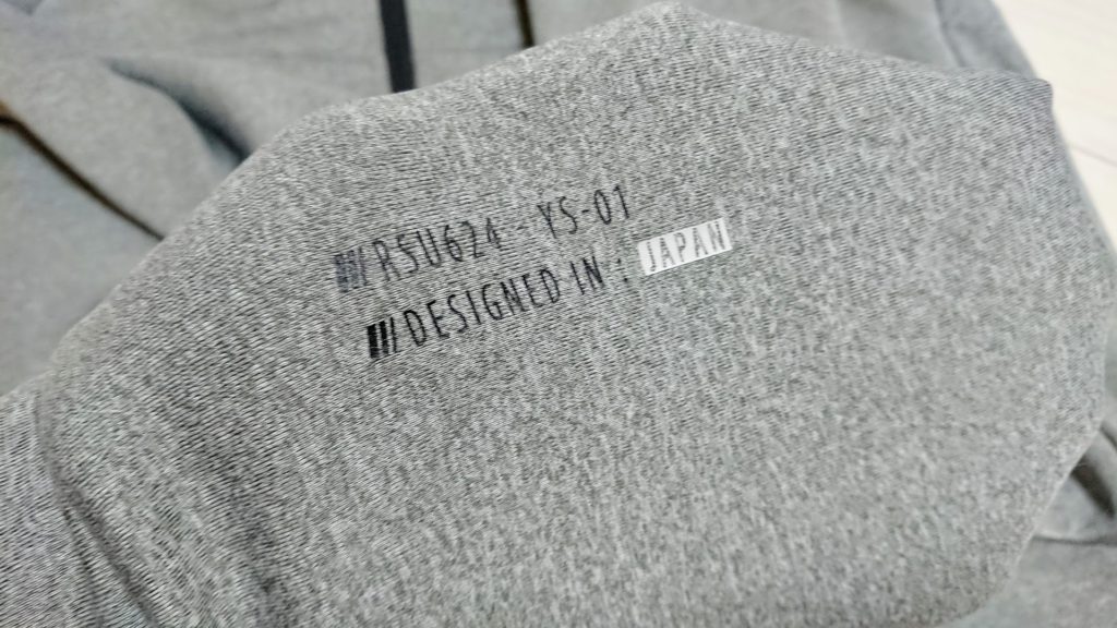 RS Taichi「ウォームライド フーデッド シャツ RS624」の左袖の文字。