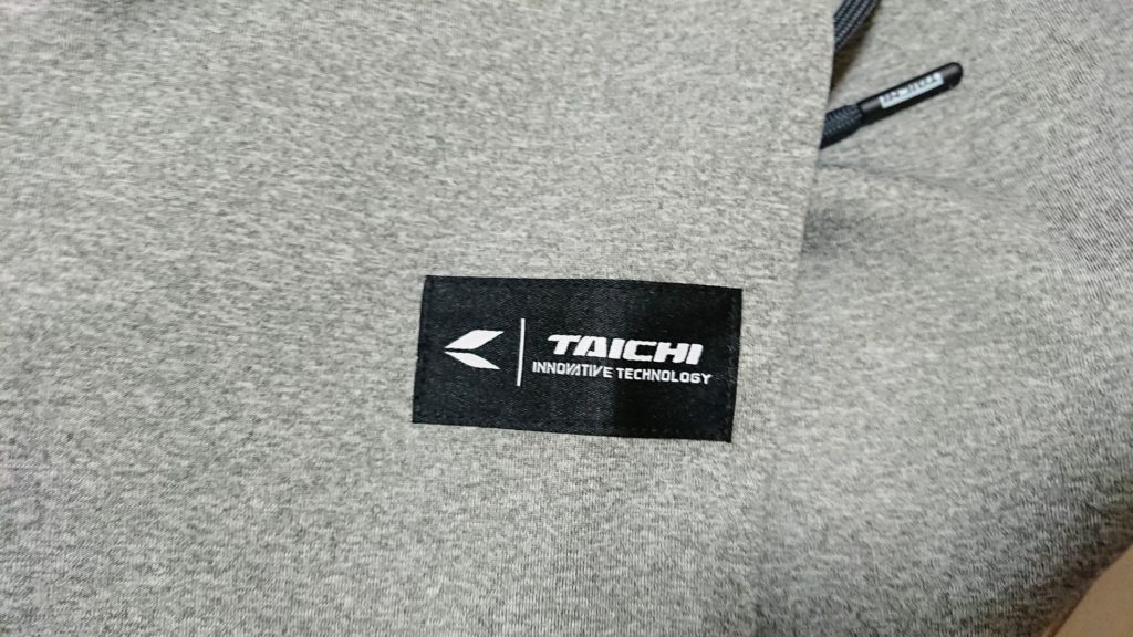 RS Taichi「ウォームライド フーデッド シャツ RS624」の肩のロゴ。